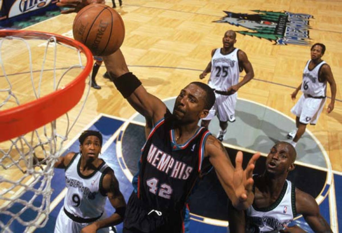lorenzen-wright-wolves-shamus.jpg